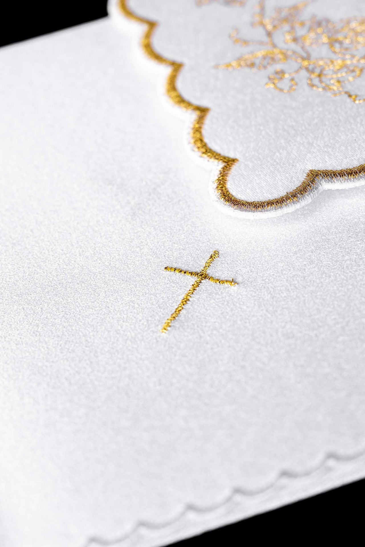 Bielizna kielichowa z delikatnym złotym haftem - ORNATY.PL