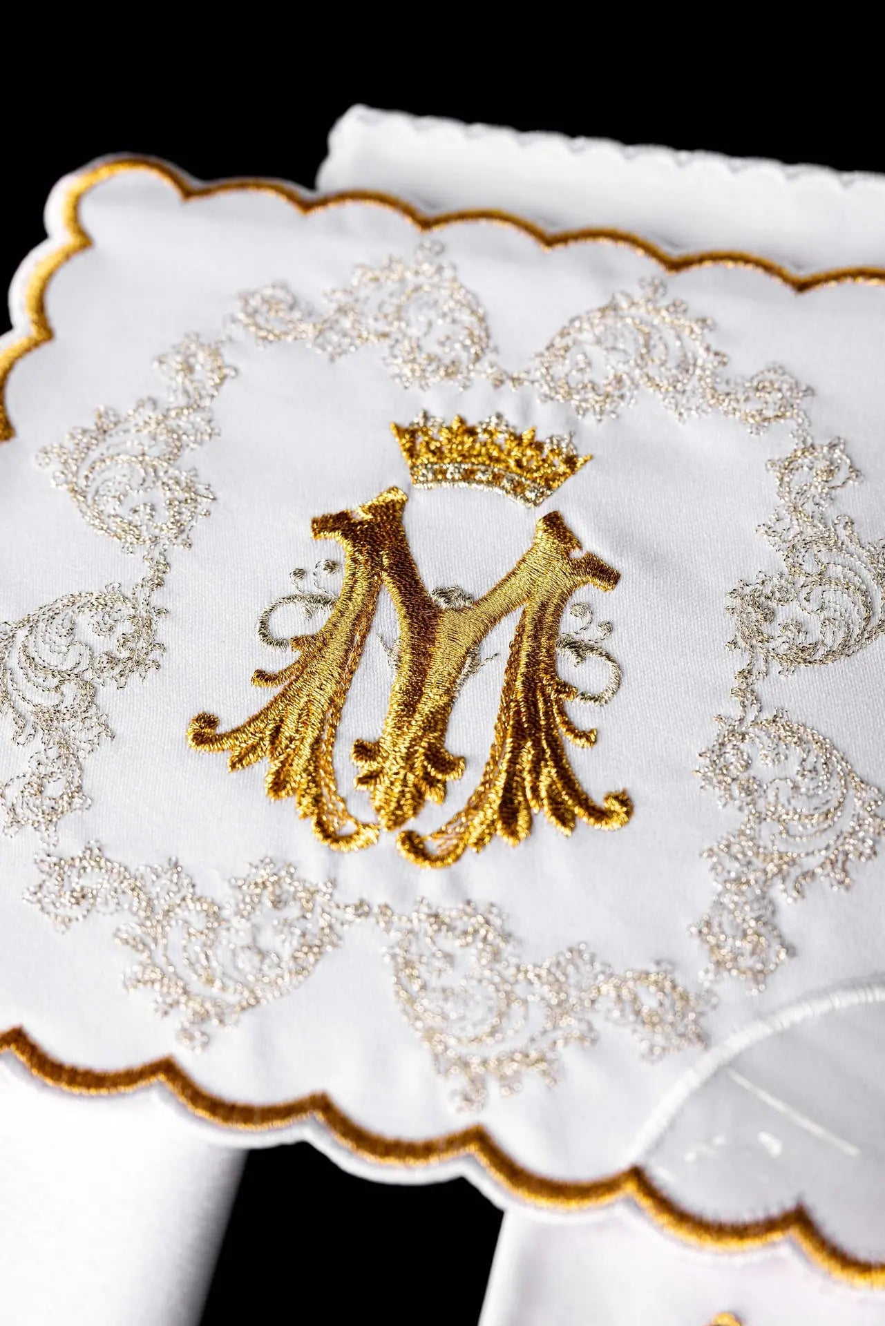 Lin de calice doré avec broderie mariale