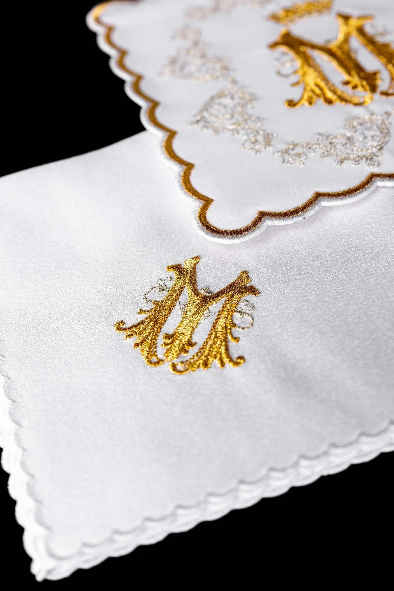 Lin de calice doré avec broderie mariale
