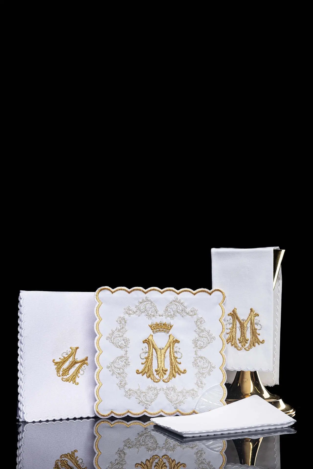 Lin de calice doré avec broderie mariale