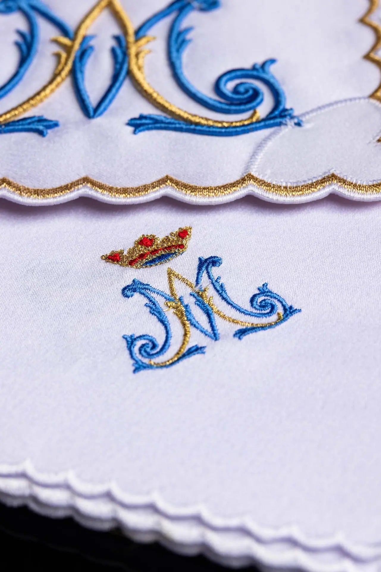 Linge de calice brodé d'un motif marial