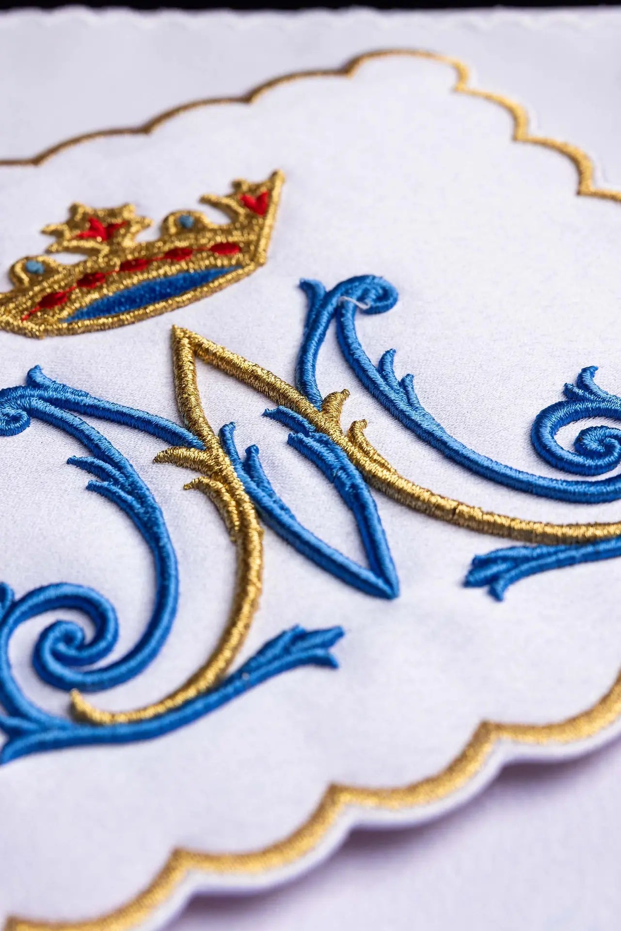 Linge de calice brodé d'un motif marial