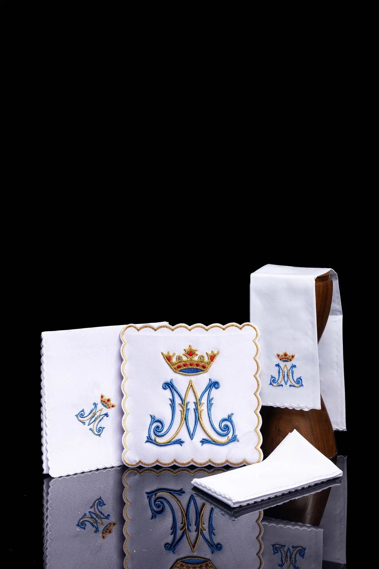 Linge de calice brodé d'un motif marial