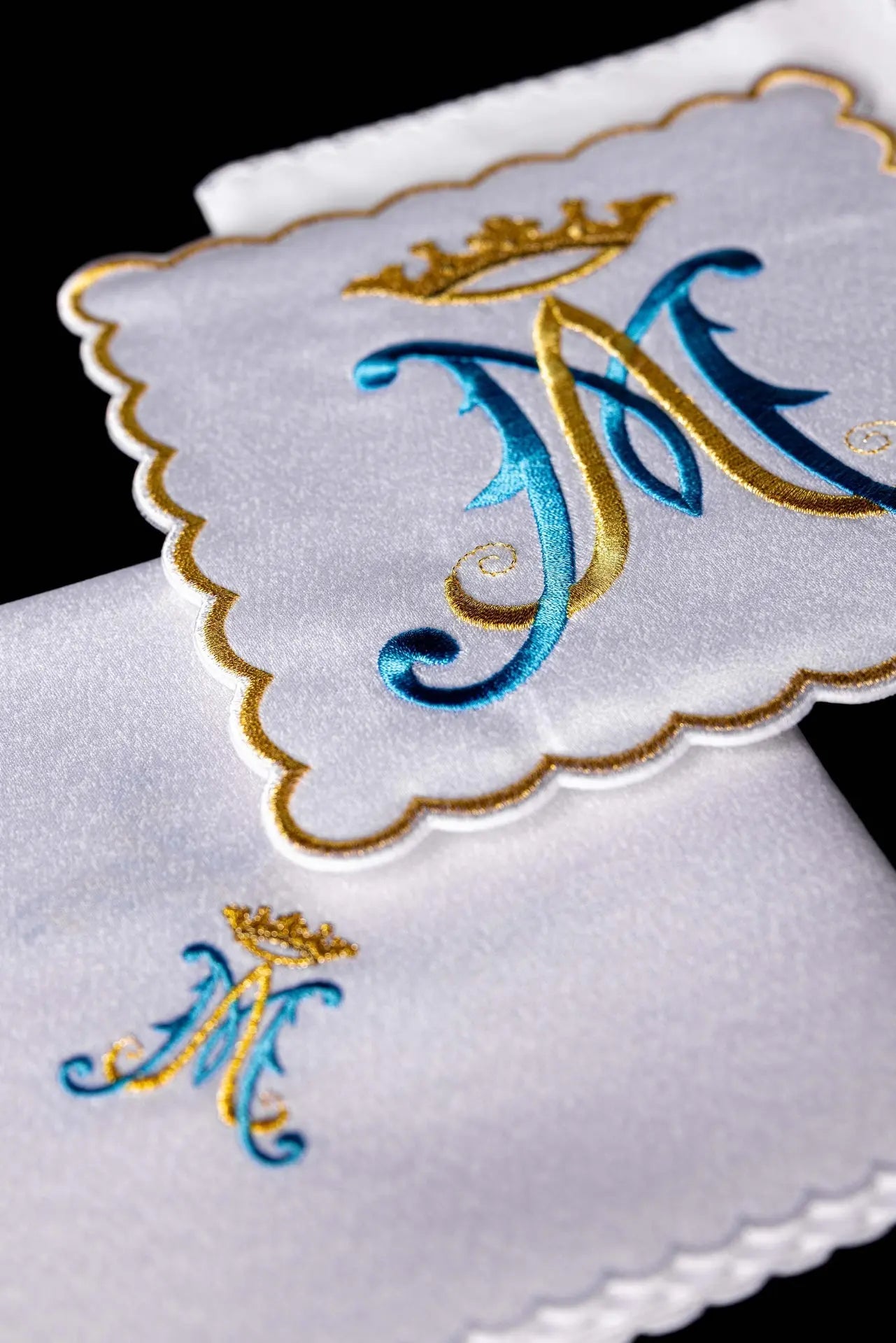 Linge de calice avec symbole marial brodé
