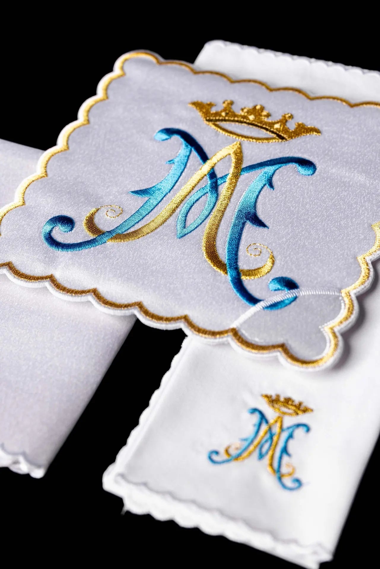 Linge de calice avec symbole marial brodé