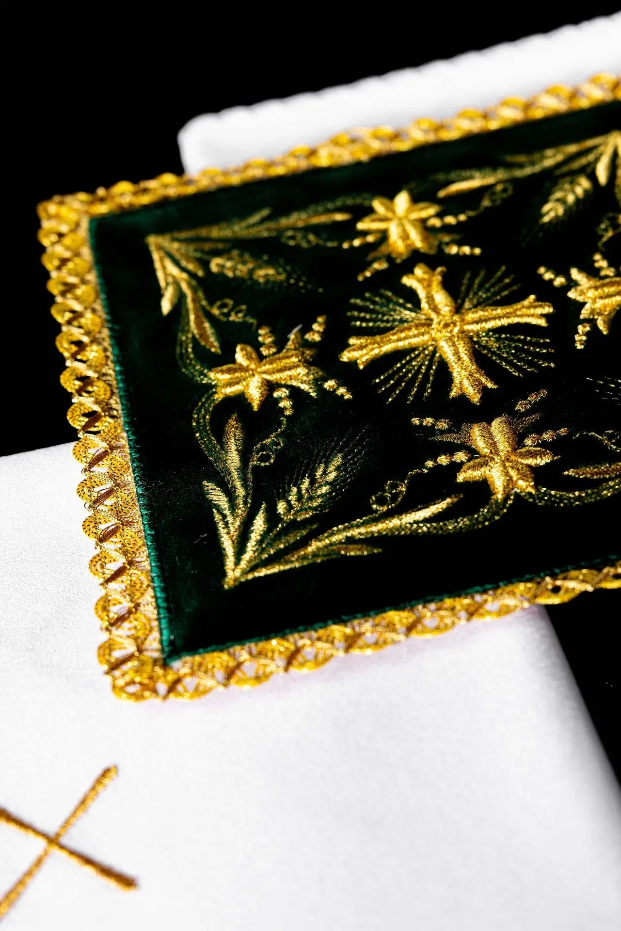 Lin de calice en velours brodé vert