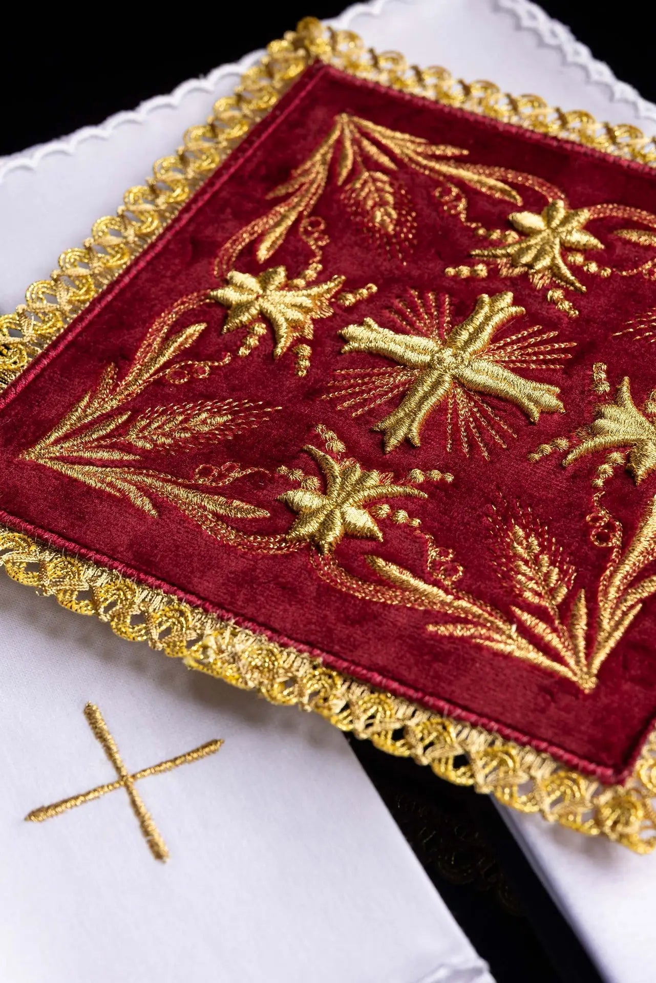 Ensemble de linge de calice en velours rouge brodé