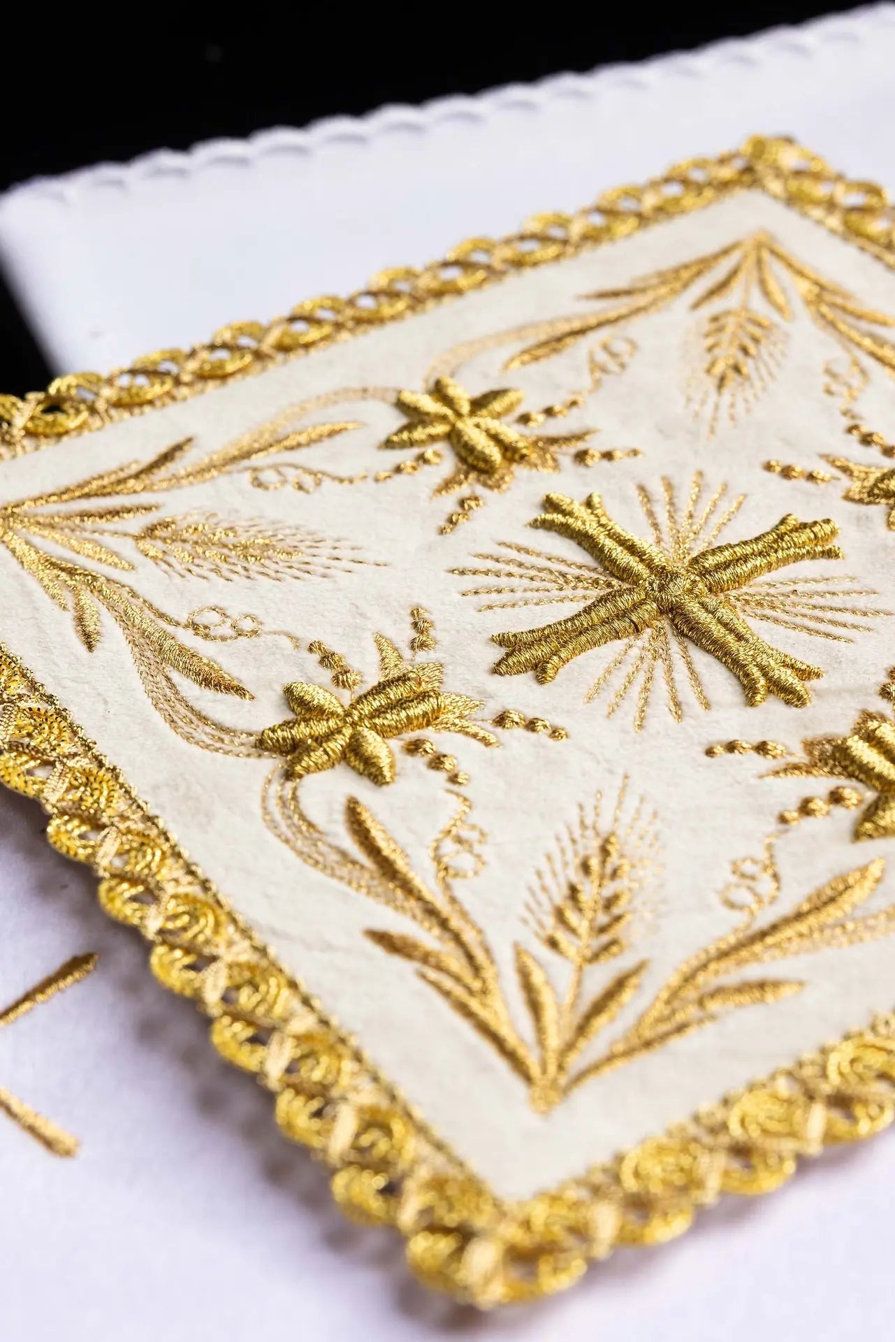 Lin de calice en velours brodé écru