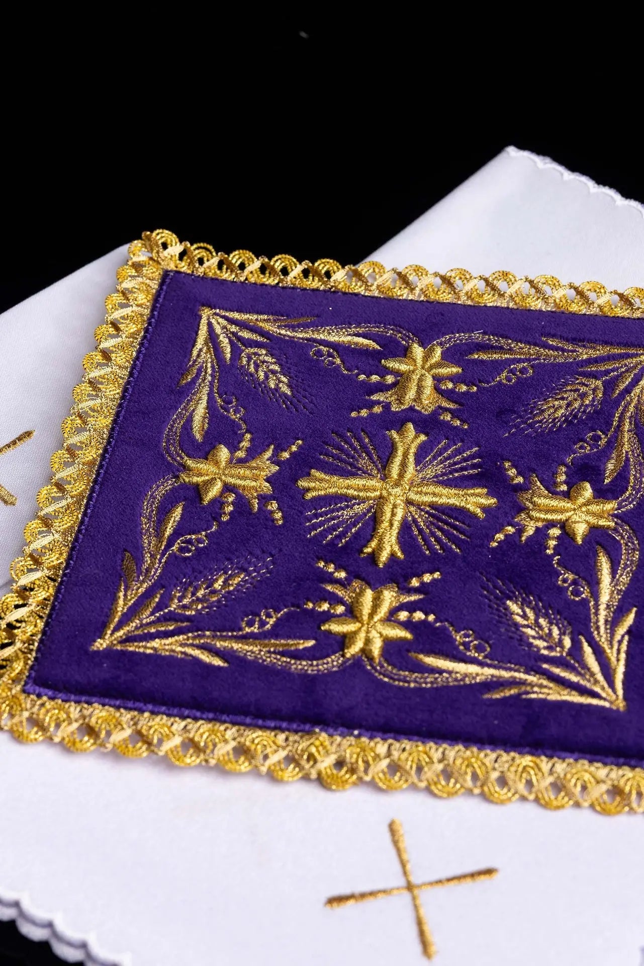 Lin de calice en velours brodé violet