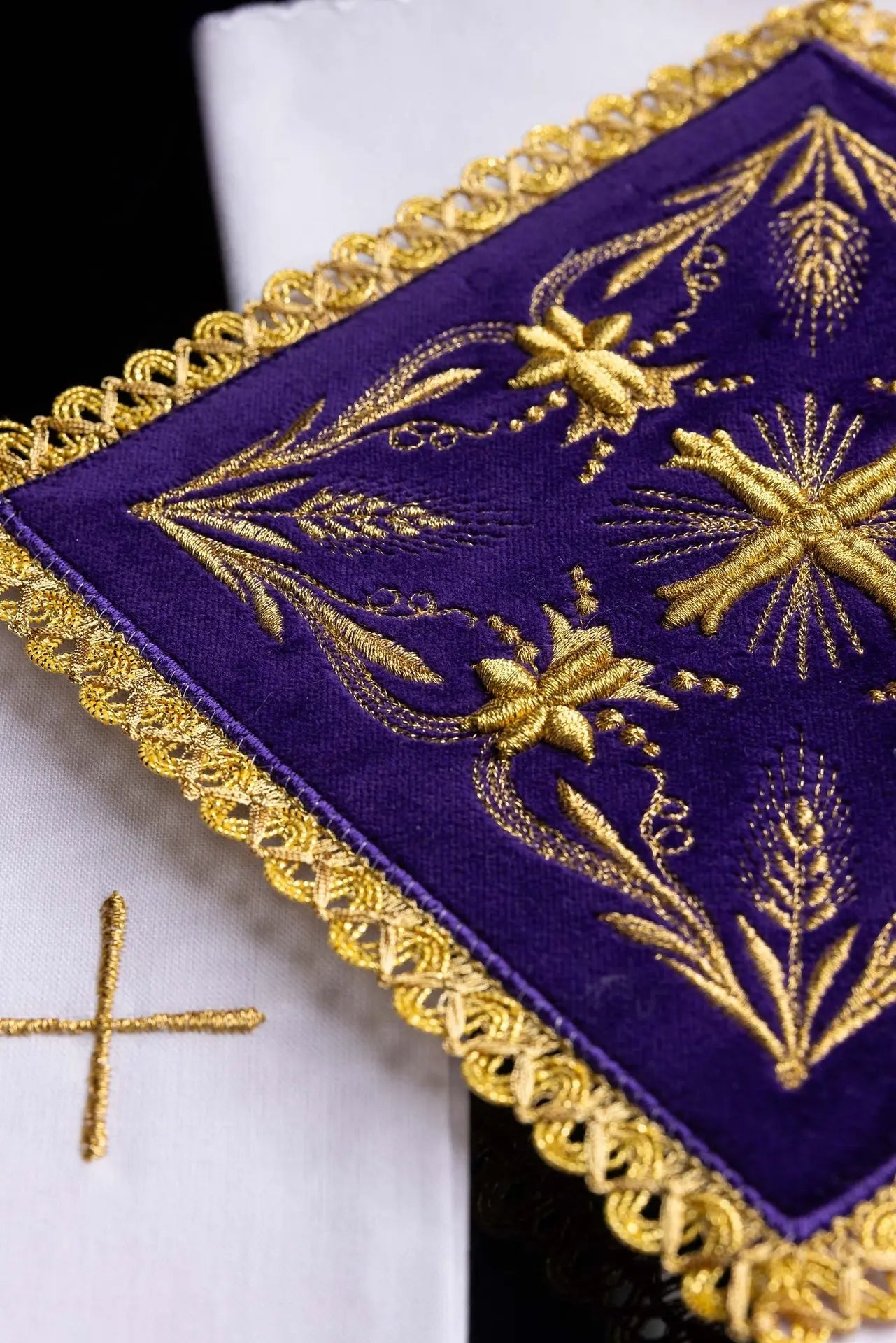 Lin de calice en velours brodé violet