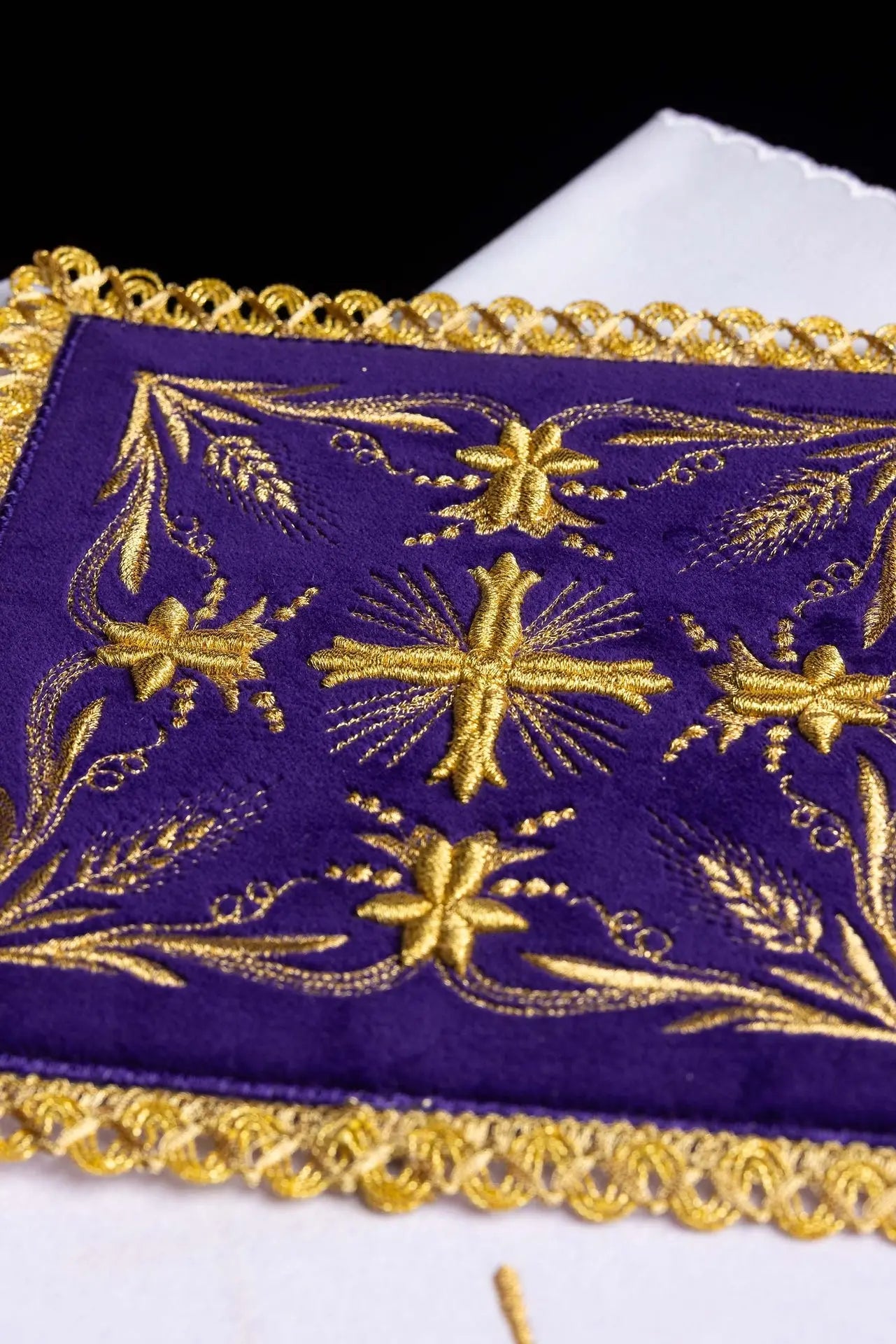 Lin de calice en velours brodé violet