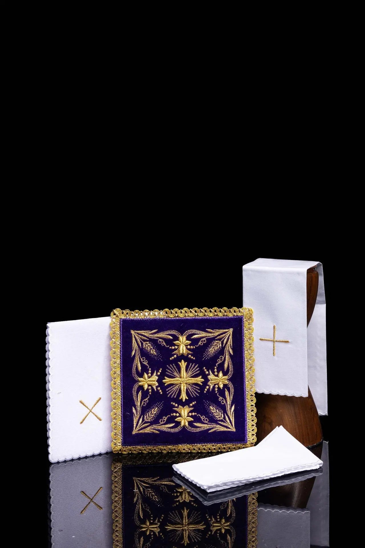 Lin de calice en velours brodé violet