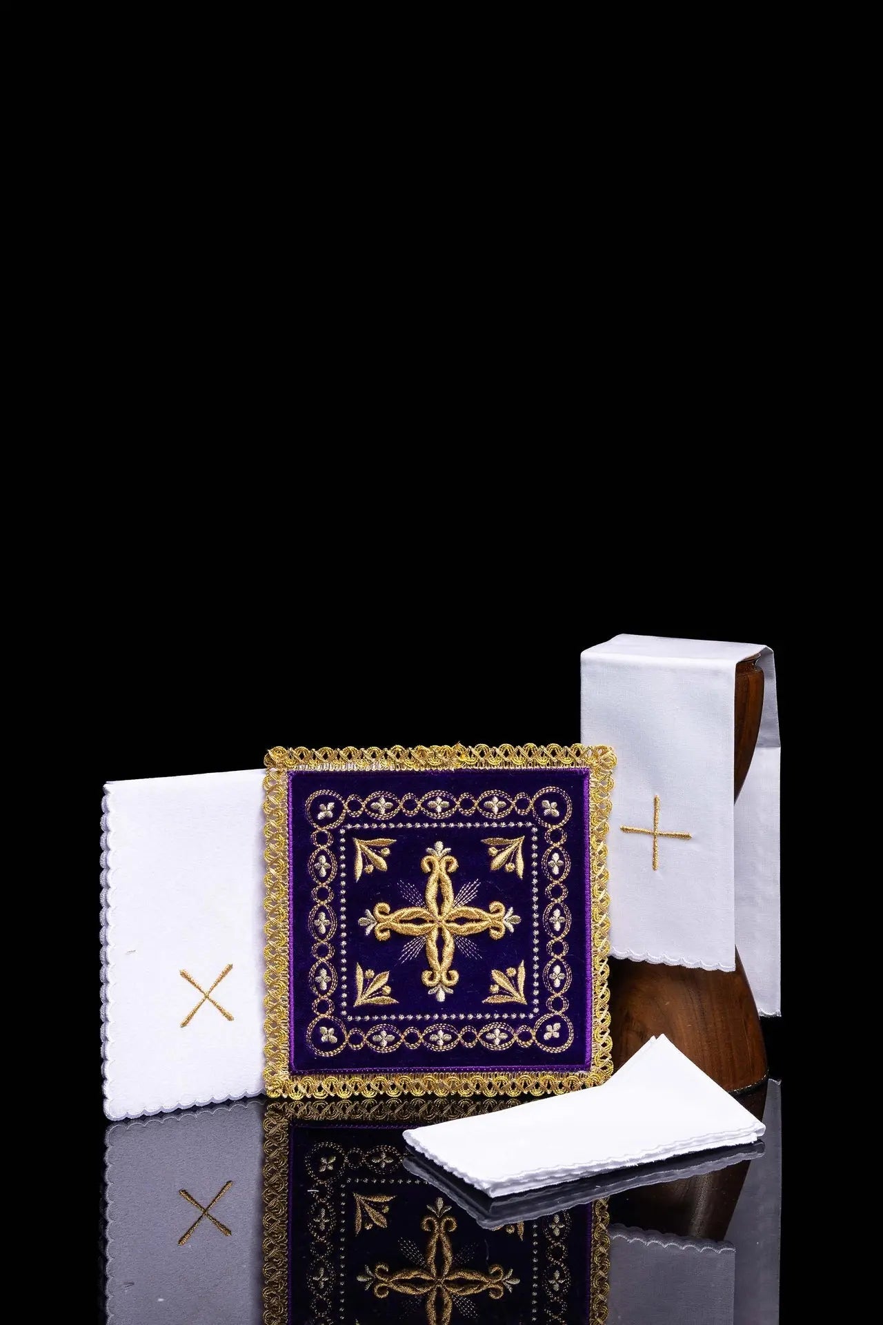 Lin de calice brodé en velours violet