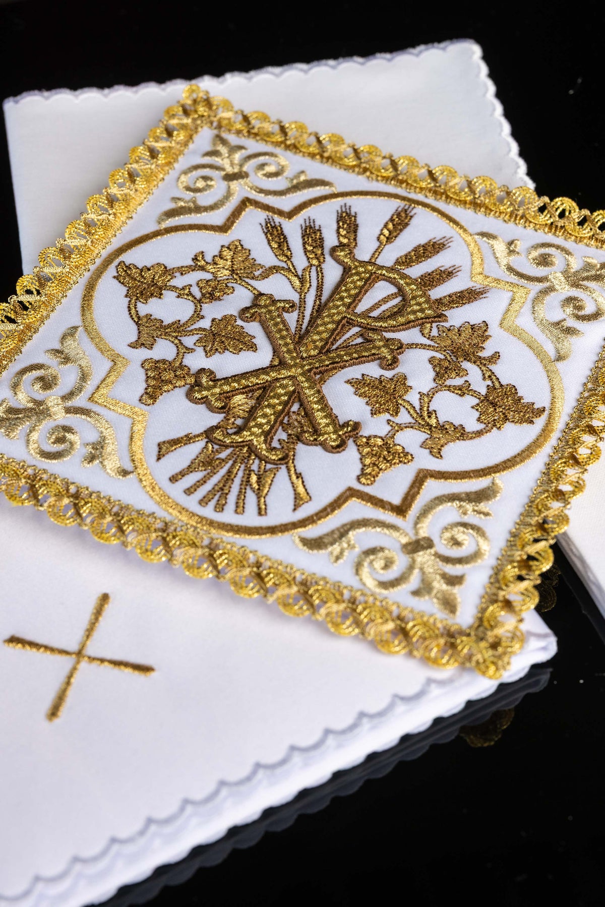 Ensemble de linge de calice avec symbole PAX brodé – Collection Paix du Christ