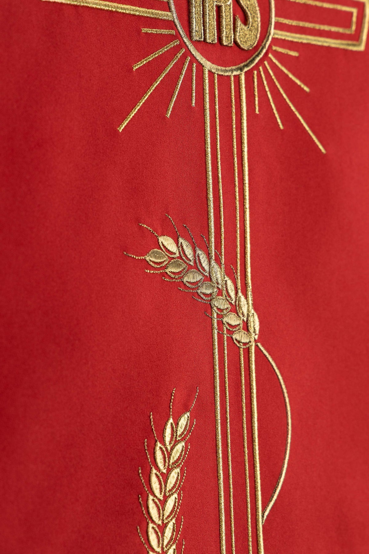 Nappe d’ambon rouge avec croix IHS et broderie d’épis de blé