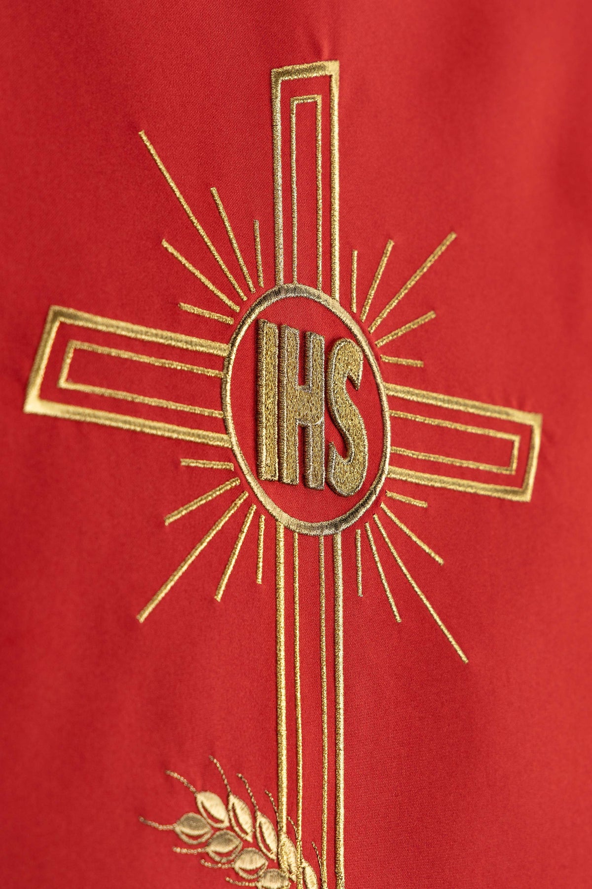 Nappe d’ambon rouge avec croix IHS et broderie d’épis de blé
