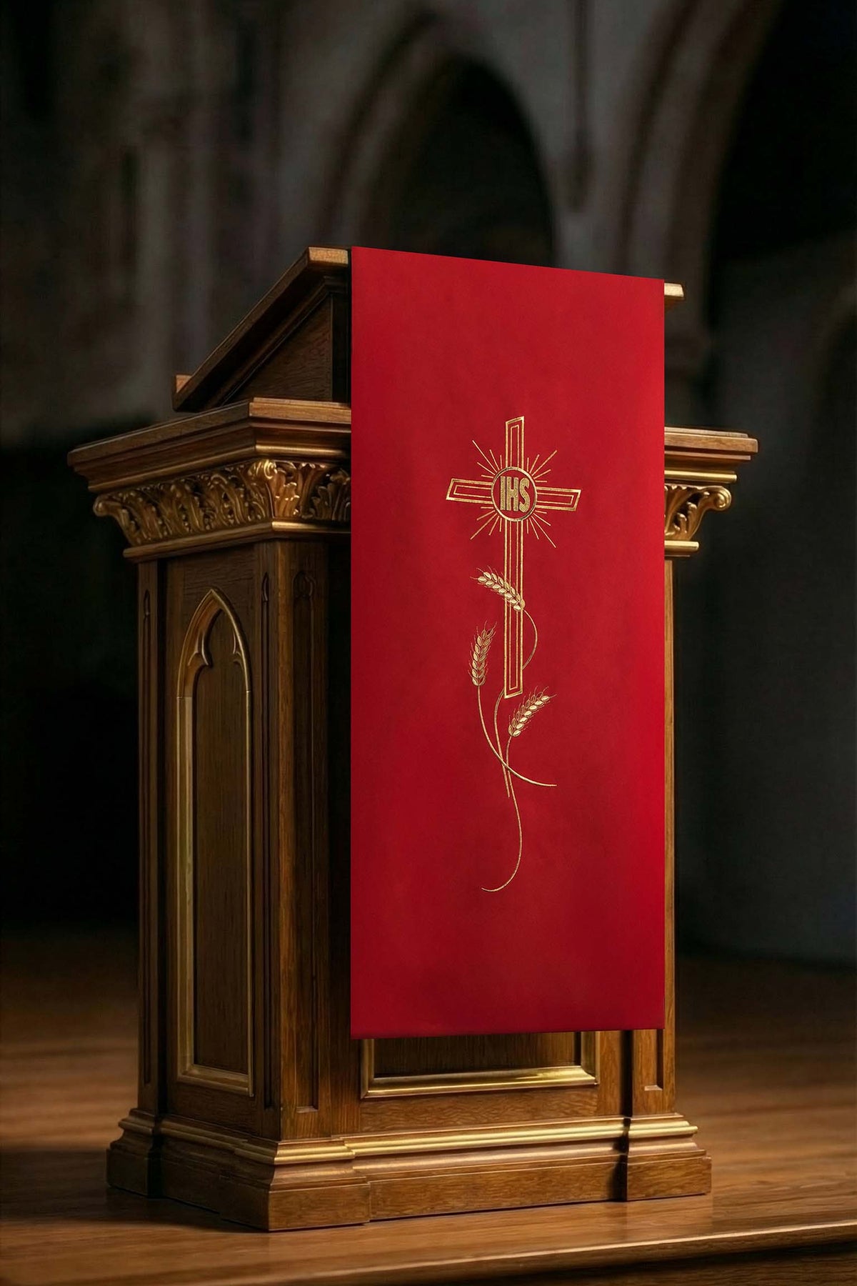 Nappe d’ambon rouge avec croix IHS et broderie d’épis de blé