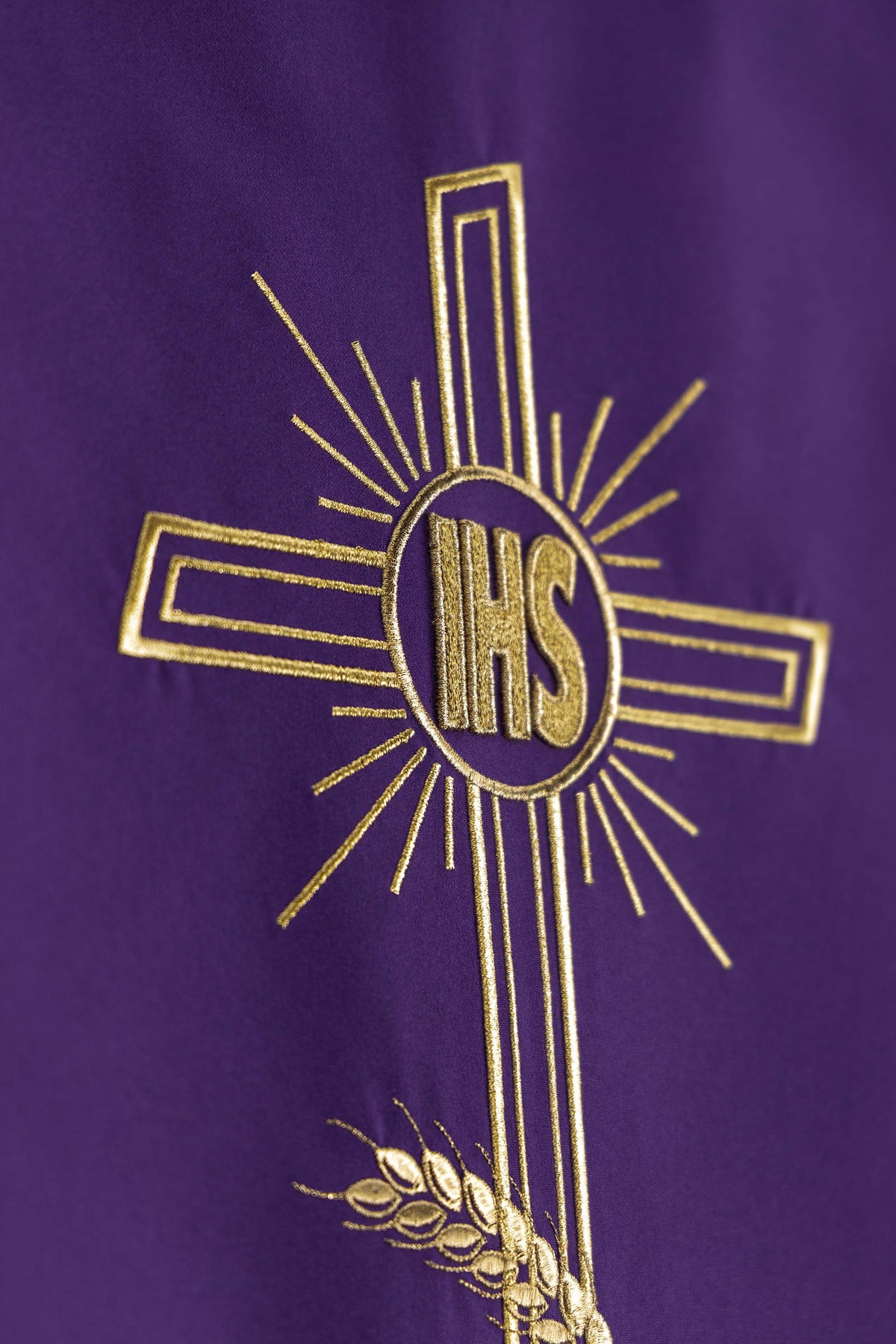 Nappe d’ambon violette avec croix IHS et broderie d’épis de blé