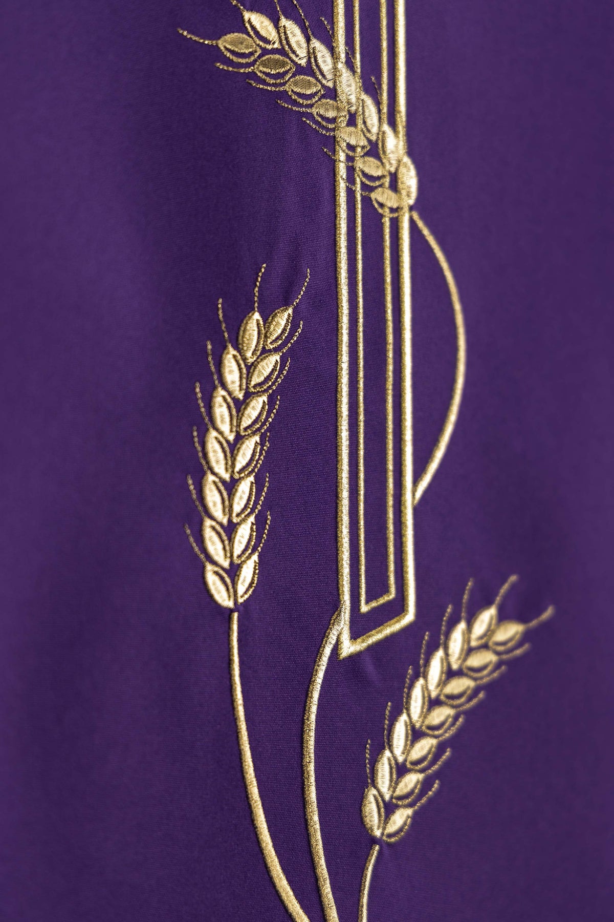 Nappe d’ambon violette avec croix IHS et broderie d’épis de blé