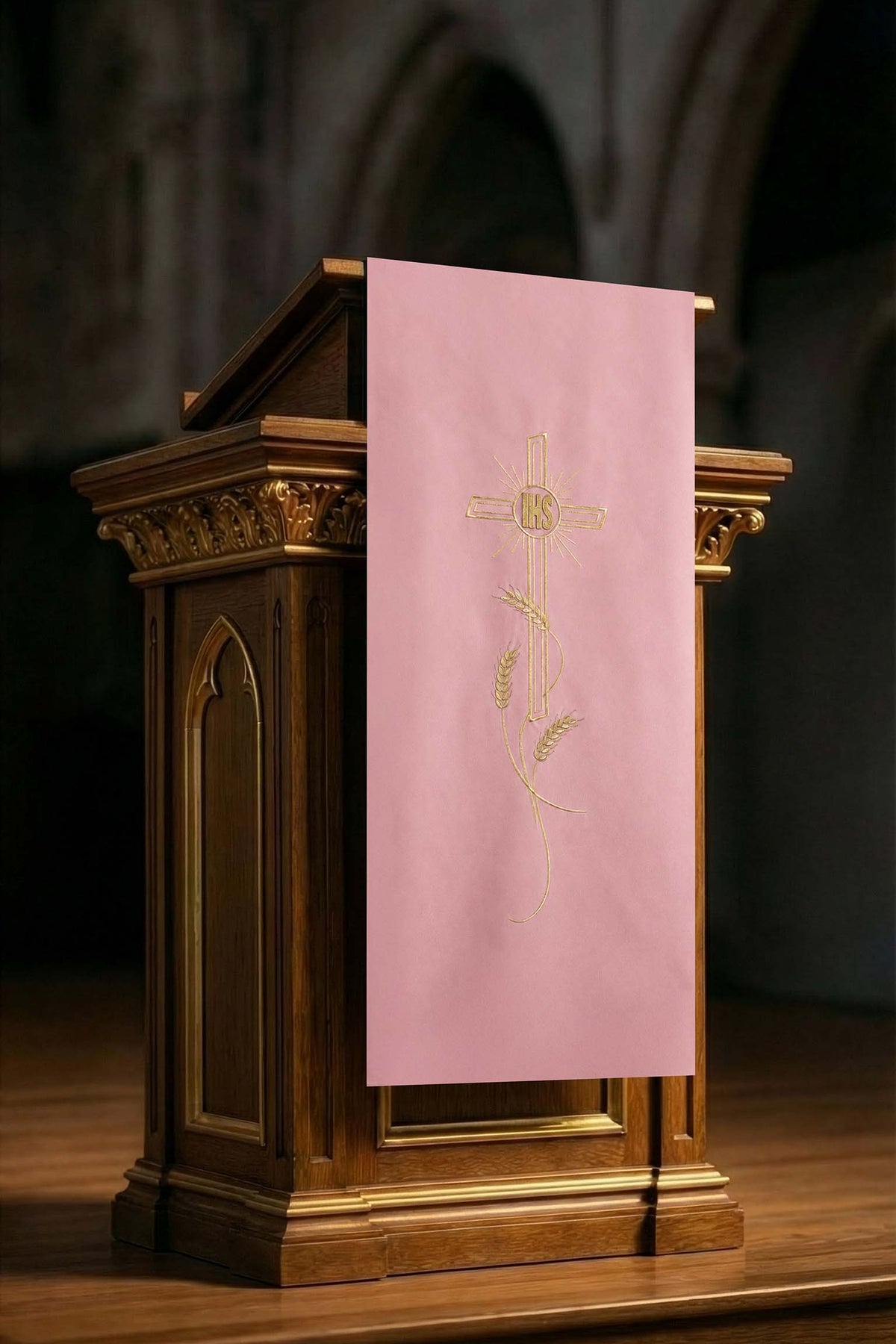 Nappe d’ambon rose avec broderie d’une Croix, du monogramme IHS et d’épis de blé