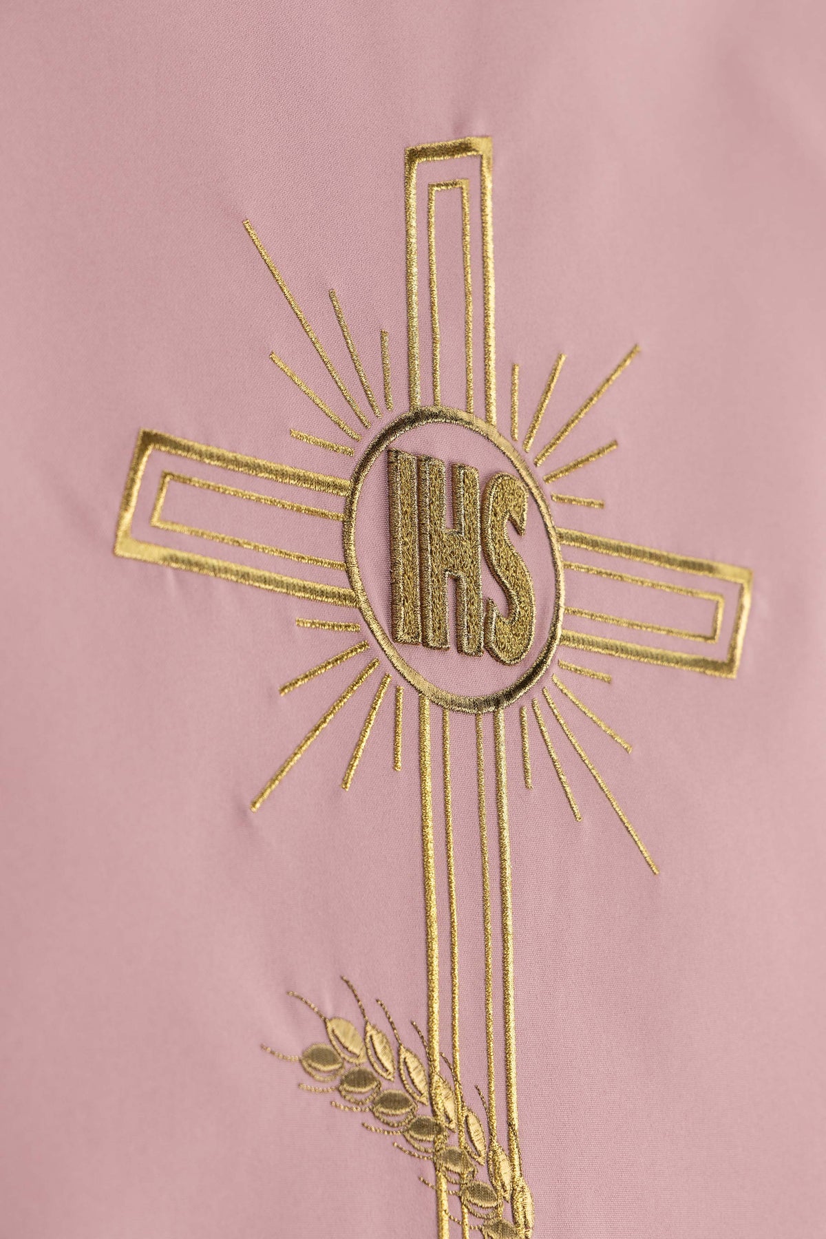 Nappe d’ambon rose avec broderie d’une Croix, du monogramme IHS et d’épis de blé