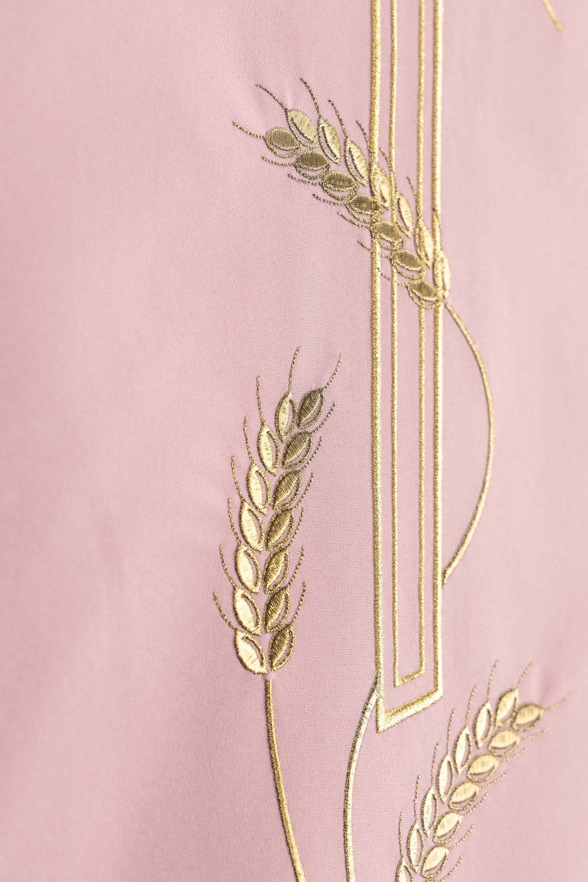 Nappe d’ambon rose avec broderie d’une Croix, du monogramme IHS et d’épis de blé