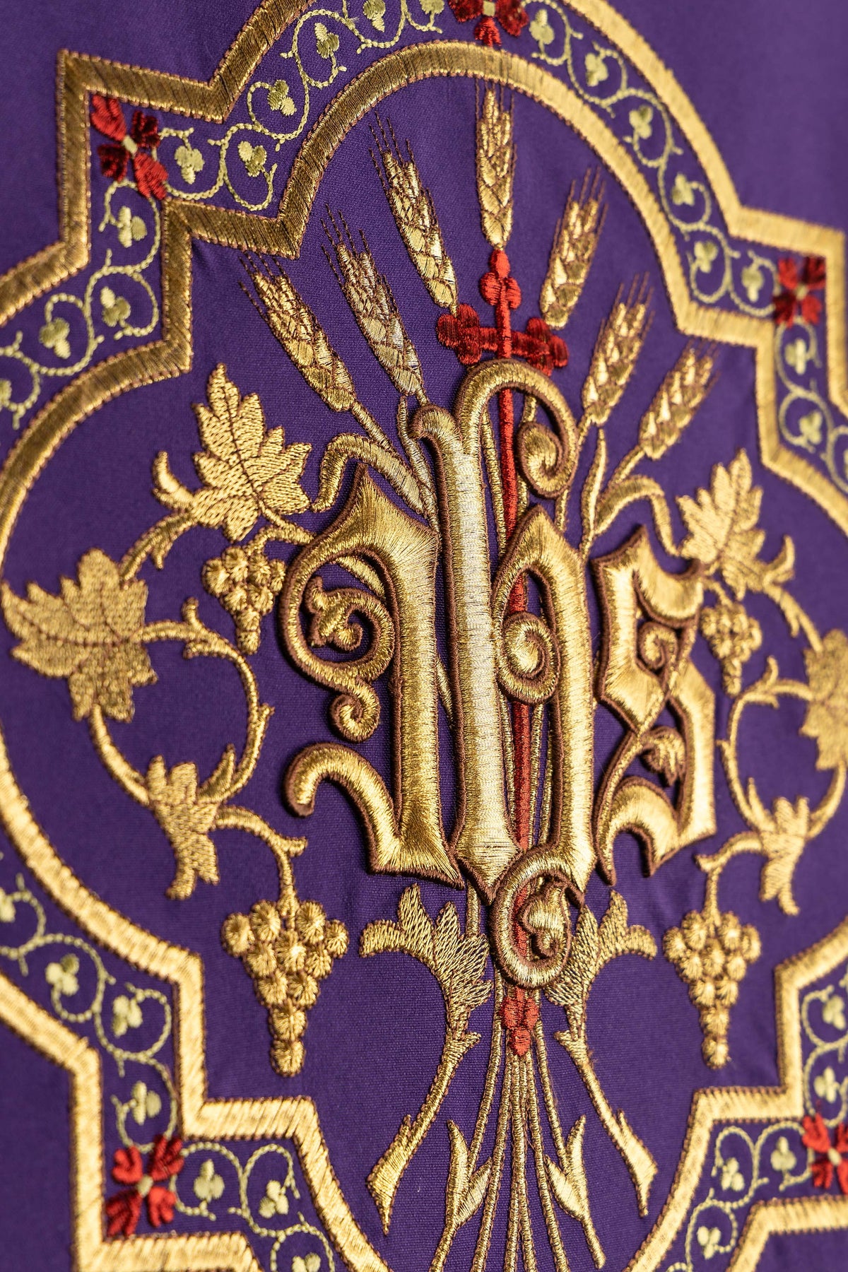 Antependium violet avec broderie IHS