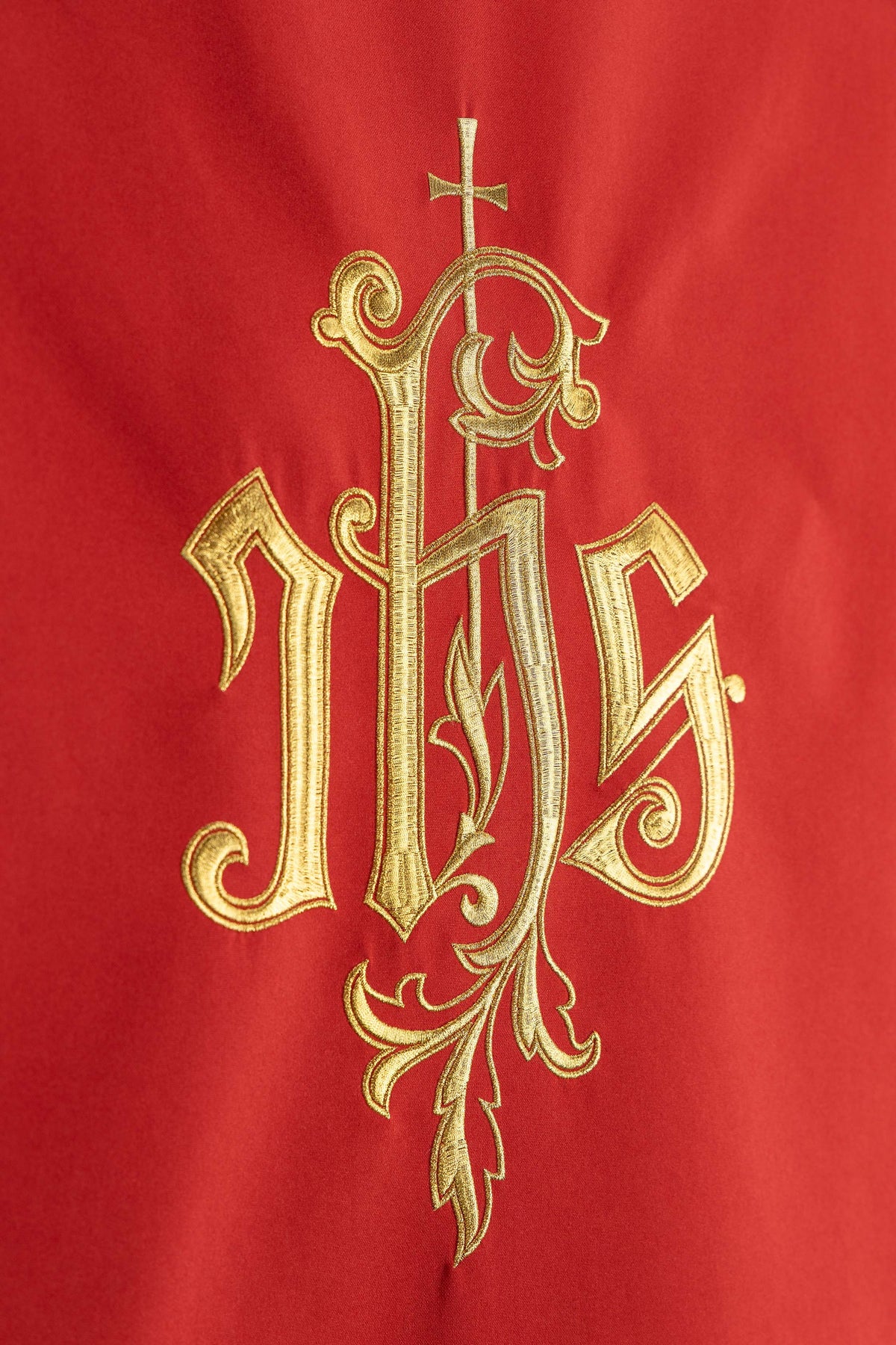 Housse d’ambon rouge avec broderie IHS