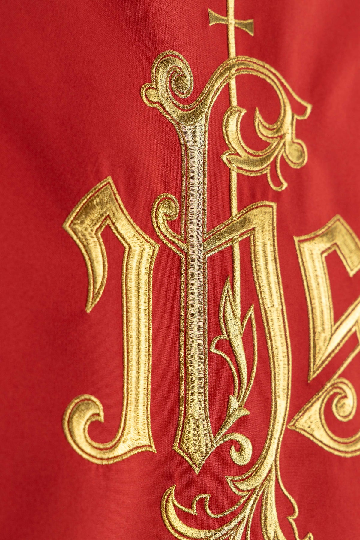 Housse d’ambon rouge avec broderie IHS