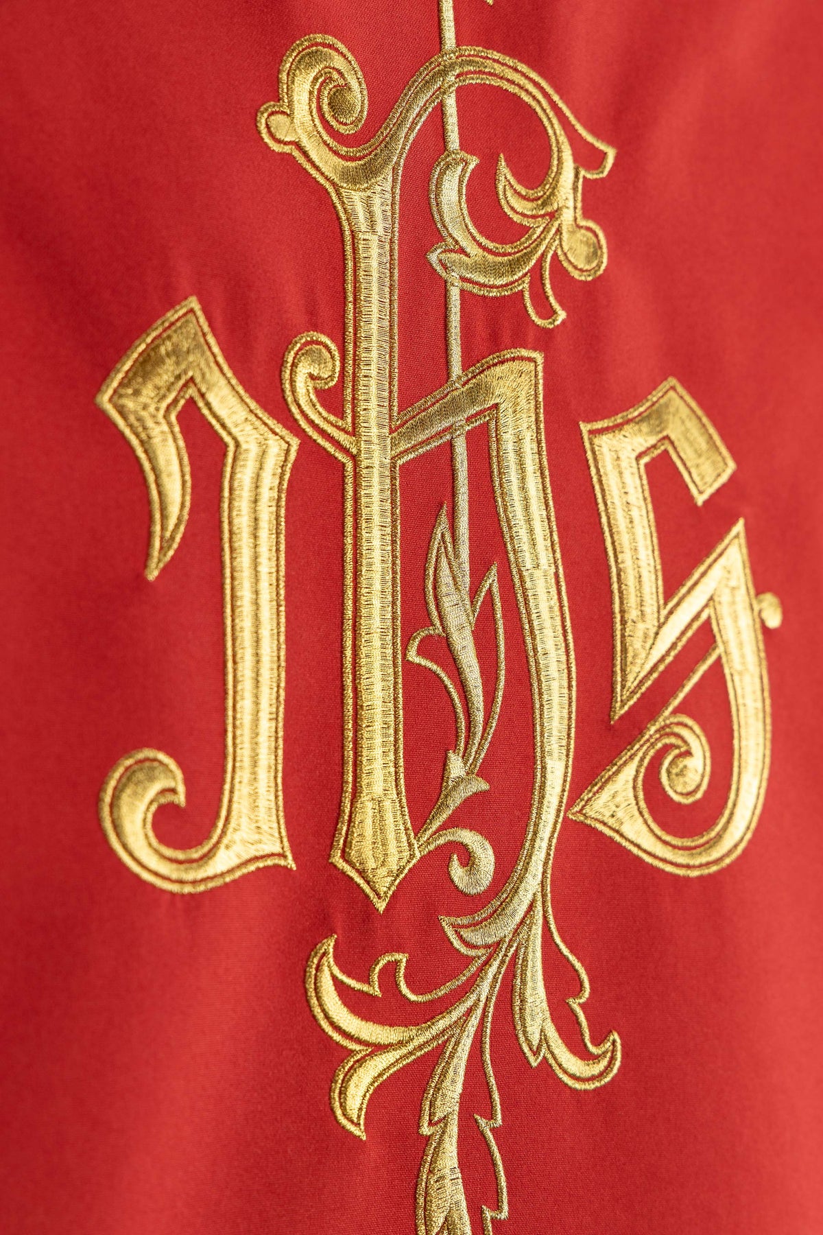 Housse d’ambon rouge avec broderie IHS