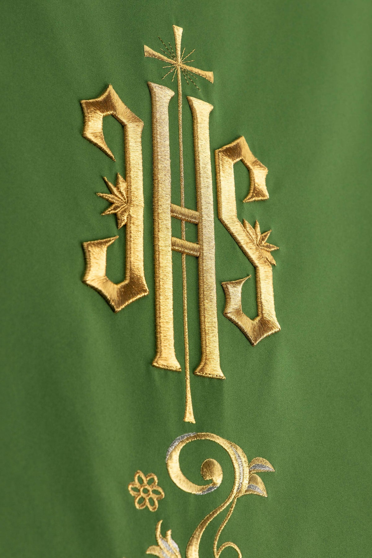 Tenture de pupitre verte avec monogramme IHS et broderie florale