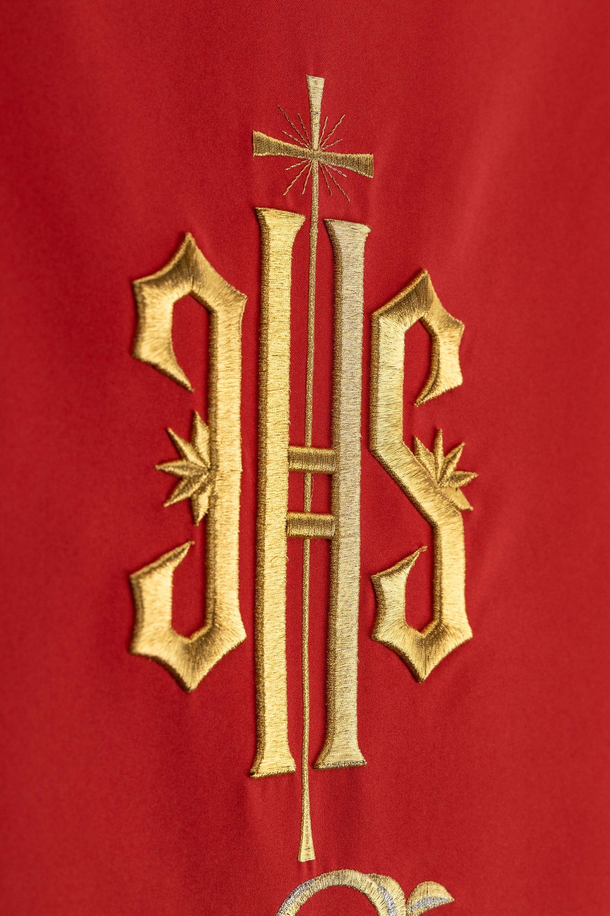 Nappe de pupitre rouge avec IHS et broderie florale