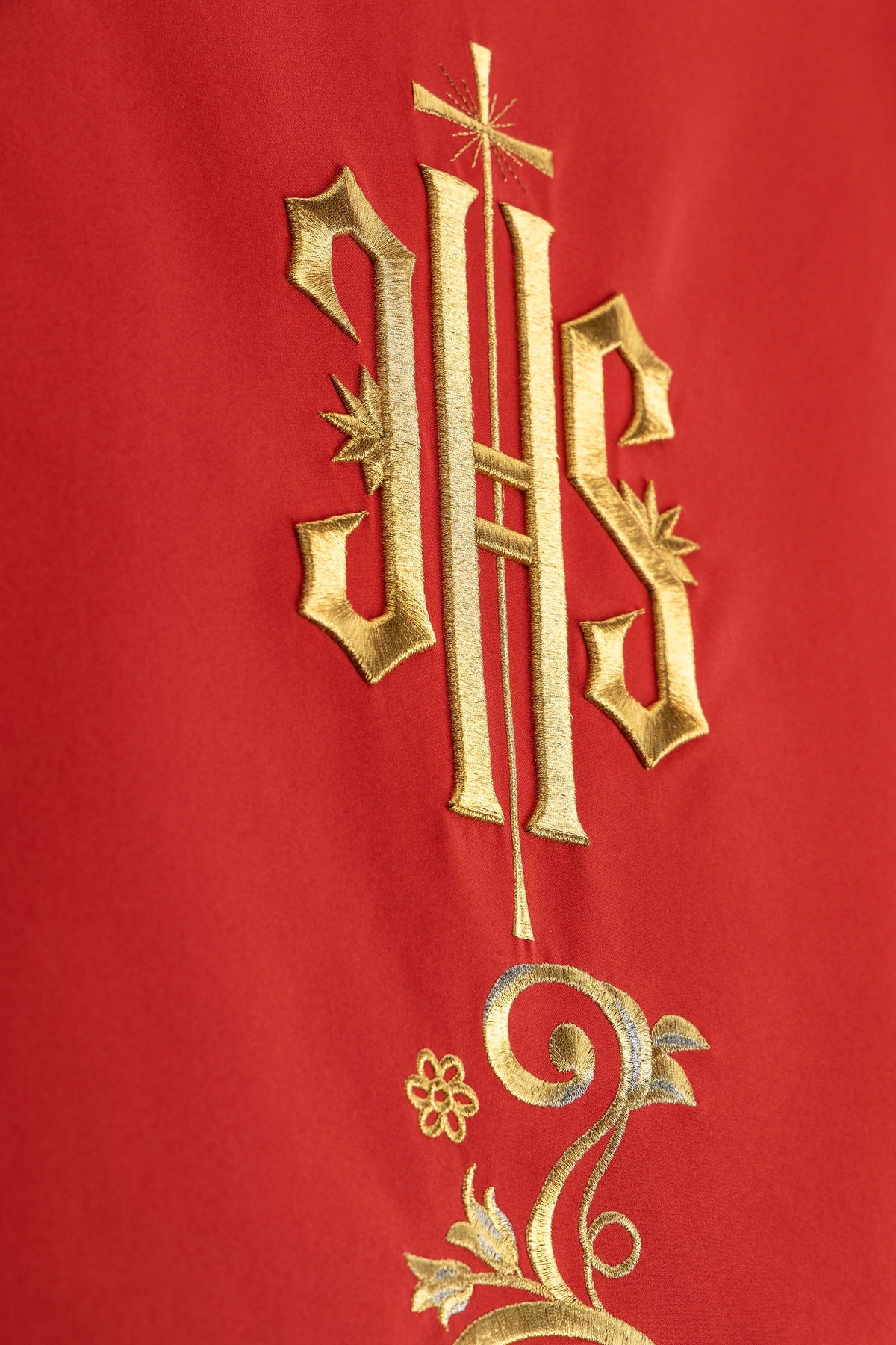 Nappe de pupitre rouge avec IHS et broderie florale