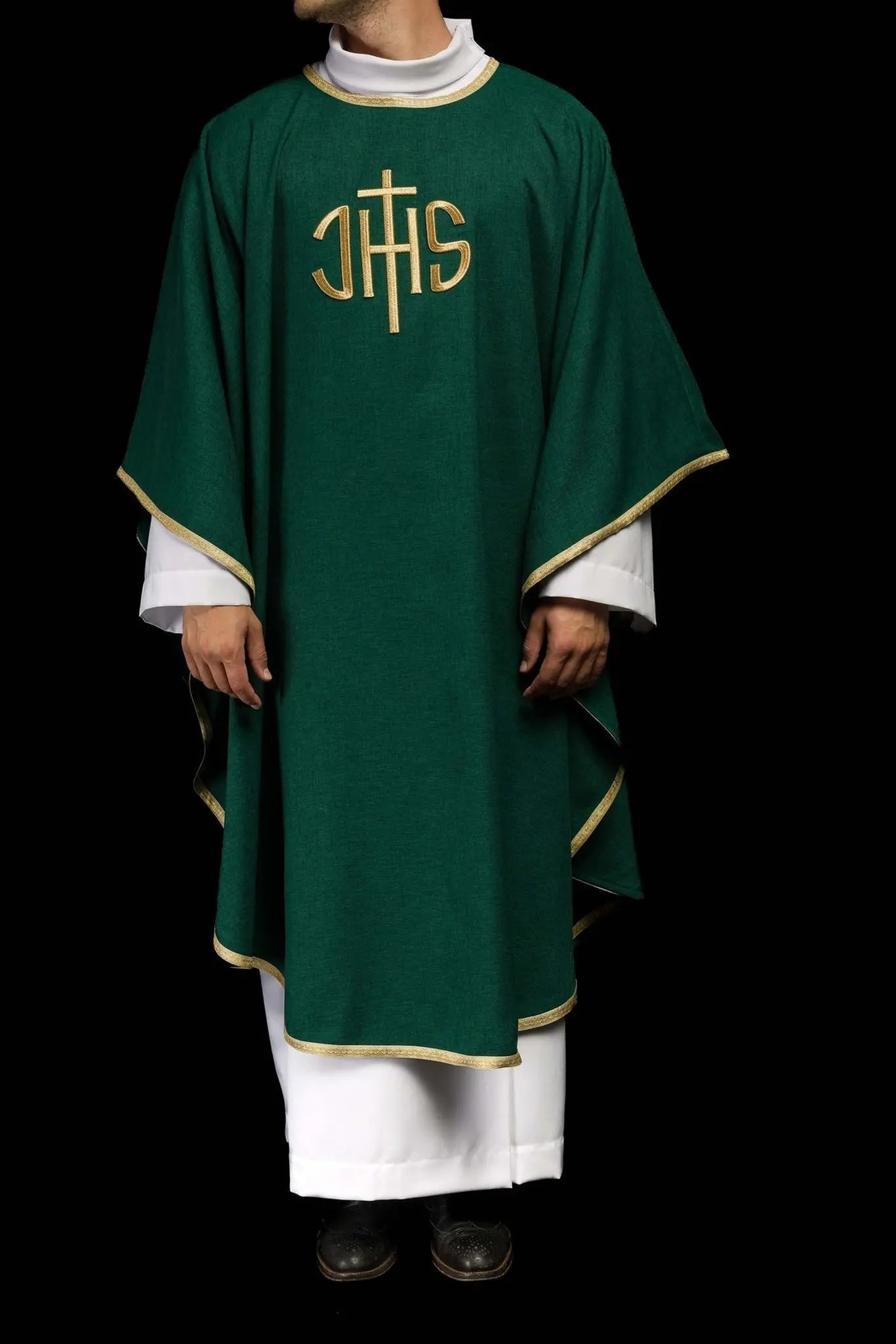 Chasuble liturgique verte avec une broderie dorée IHS