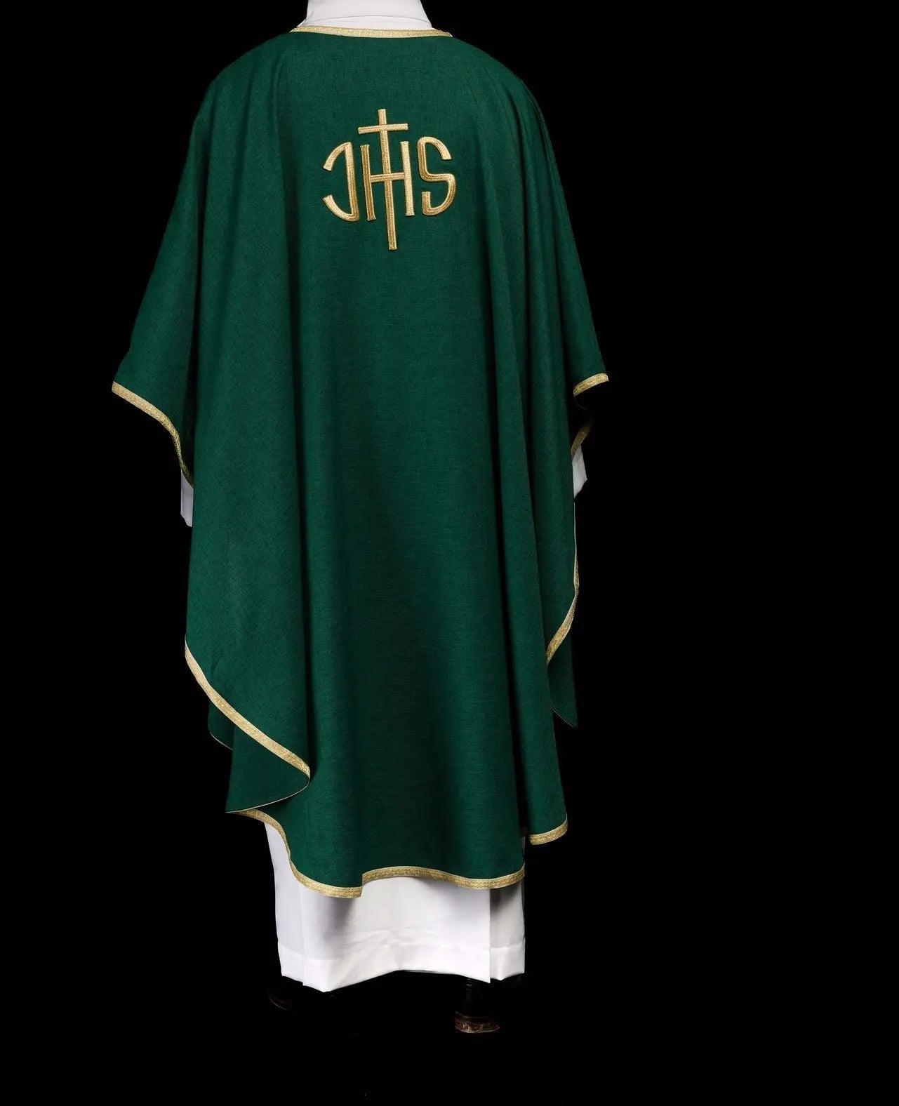 Chasuble liturgique verte avec une broderie dorée IHS
