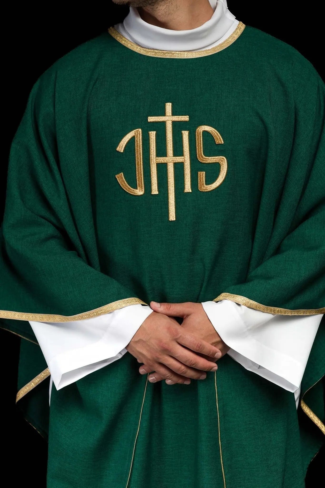 Chasuble liturgique verte avec une broderie dorée IHS