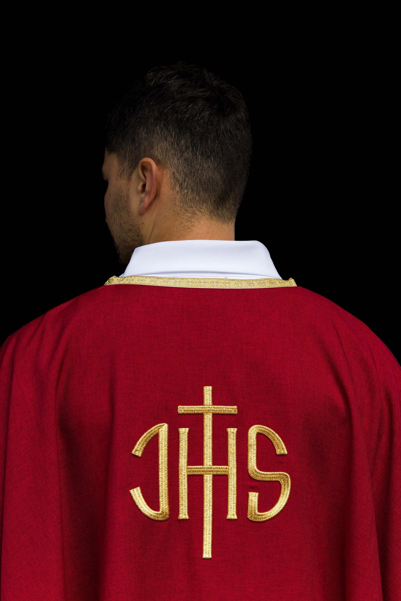 Ornement liturgique rouge avec broderie dorée IHS