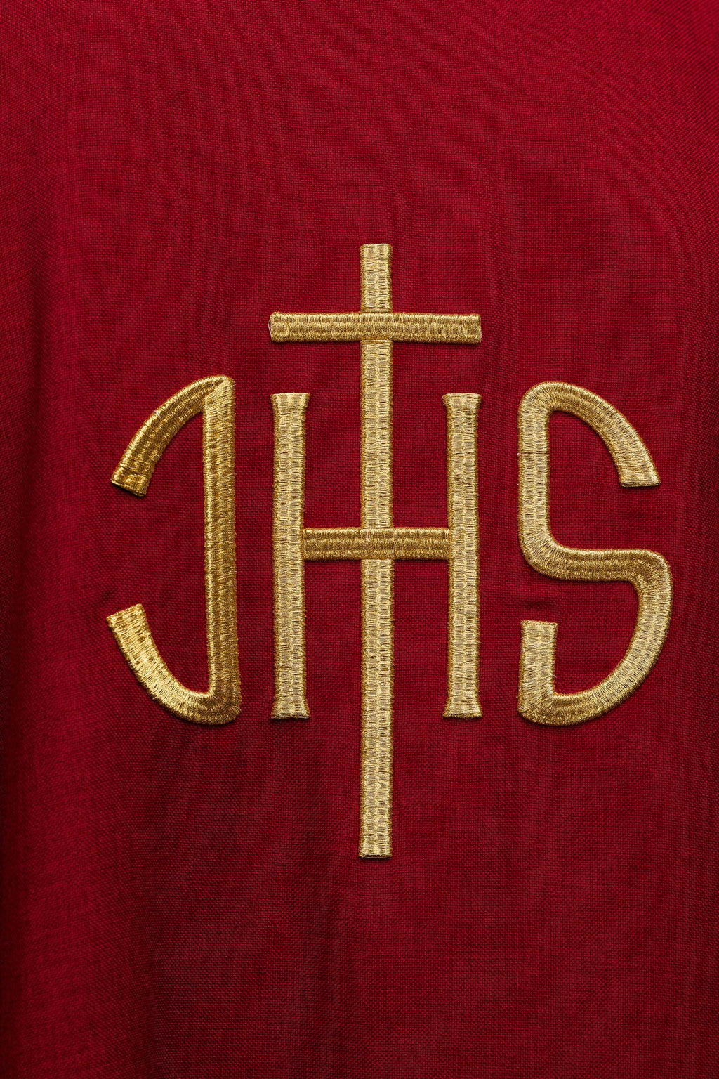 Ornement liturgique rouge avec broderie dorée IHS