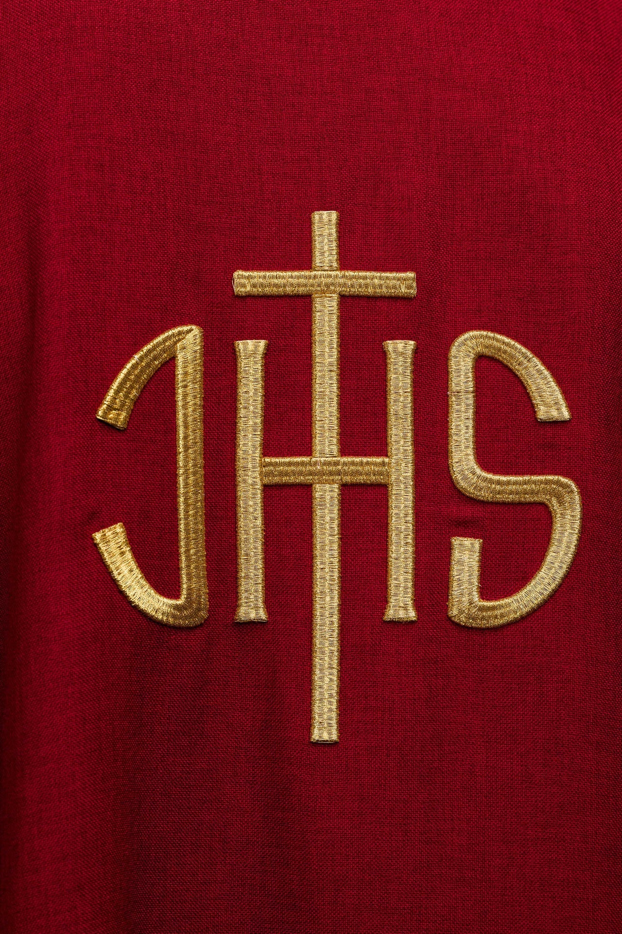 Ornement liturgique rouge avec broderie dorée IHS