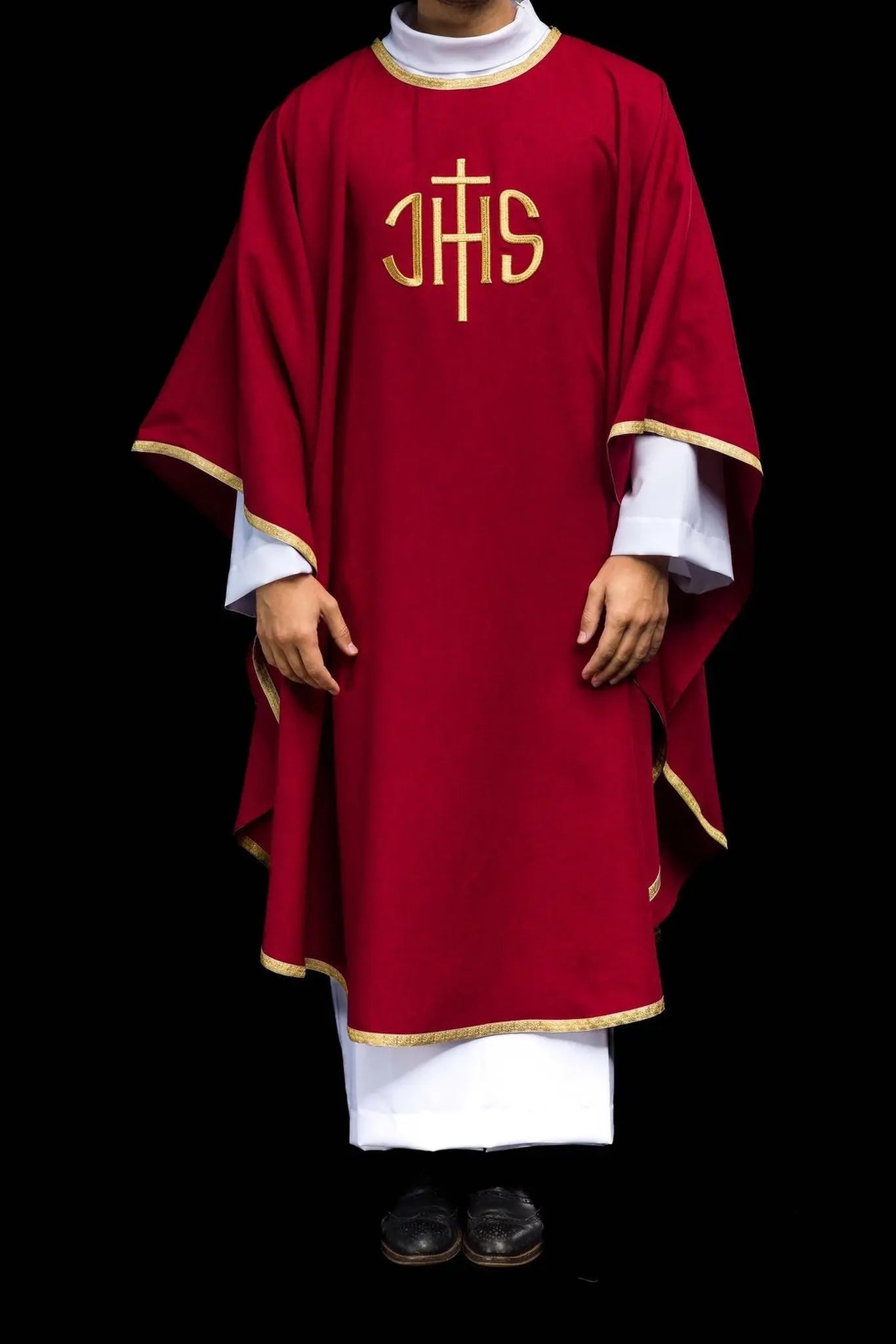 Chasuble liturgique rouge avec broderie dorée IHS