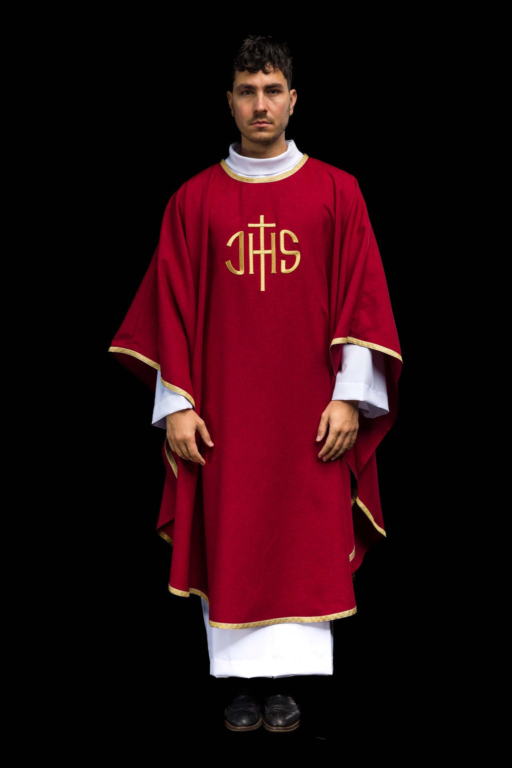 Ornement liturgique rouge avec broderie dorée IHS