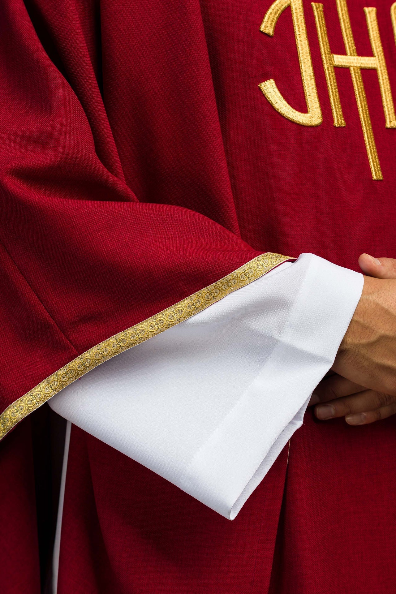 Ornement liturgique rouge avec broderie dorée IHS