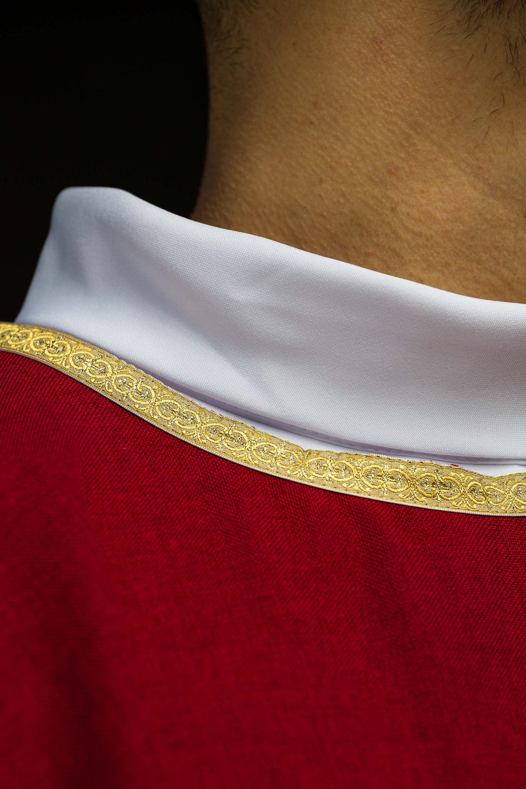 Ornement liturgique rouge avec broderie dorée IHS