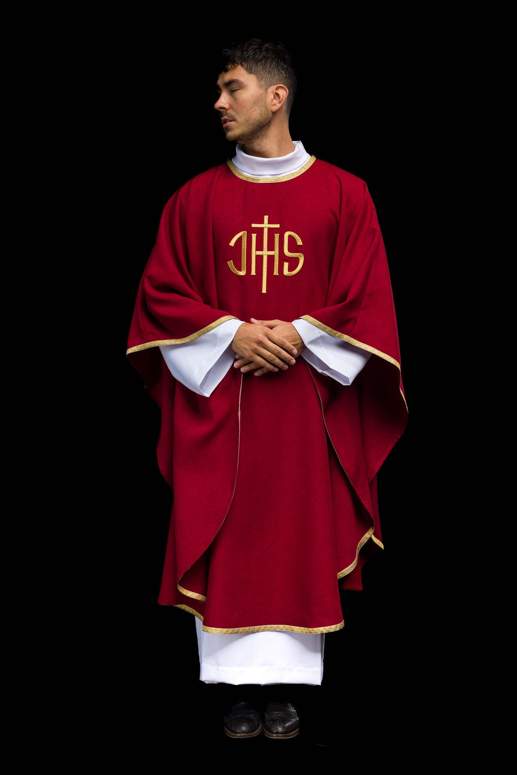 Ornement liturgique rouge avec broderie dorée IHS