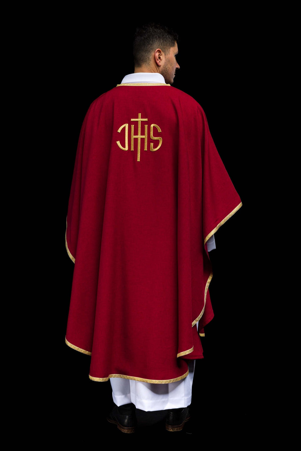 Ornement liturgique rouge avec broderie dorée IHS