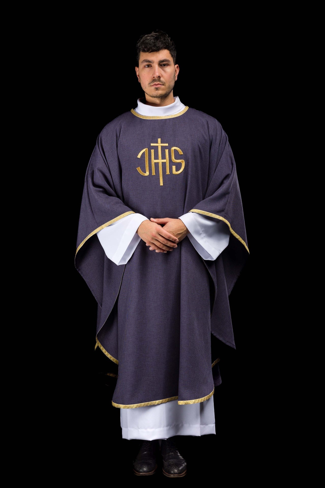 Ornement liturgique violet avec broderie dorée IHS