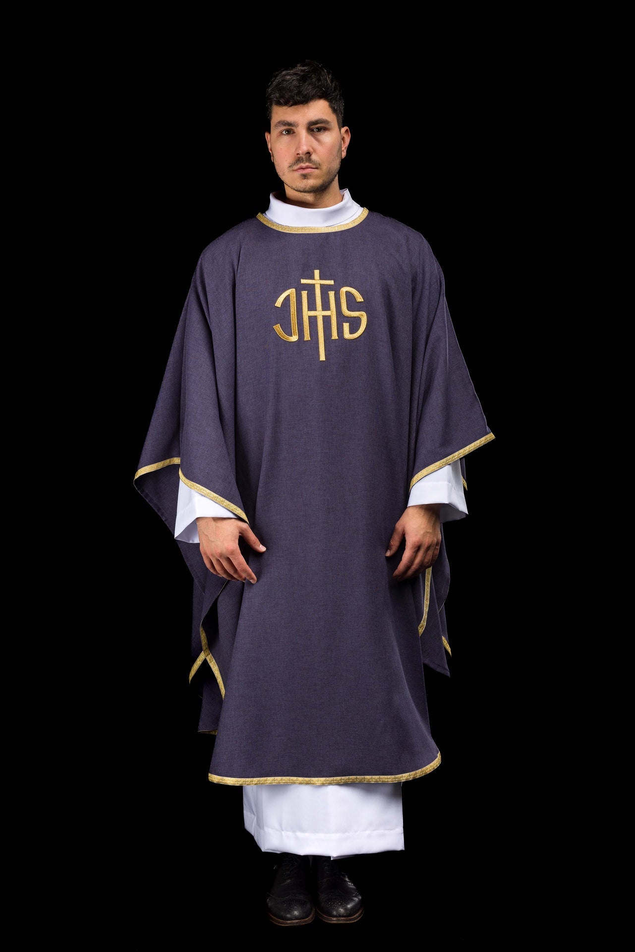 Ornement liturgique violet avec broderie dorée IHS