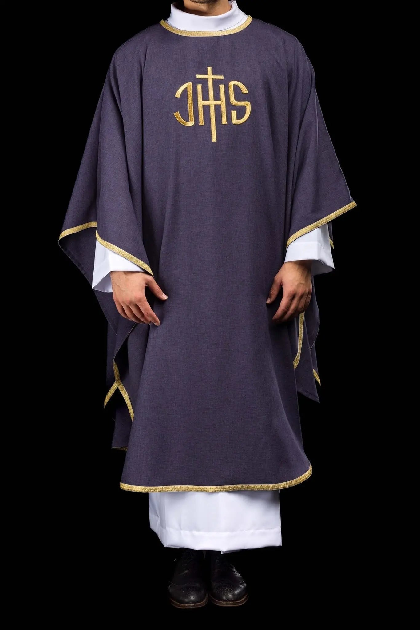 Chasuble liturgique violette avec broderie dorée IHS