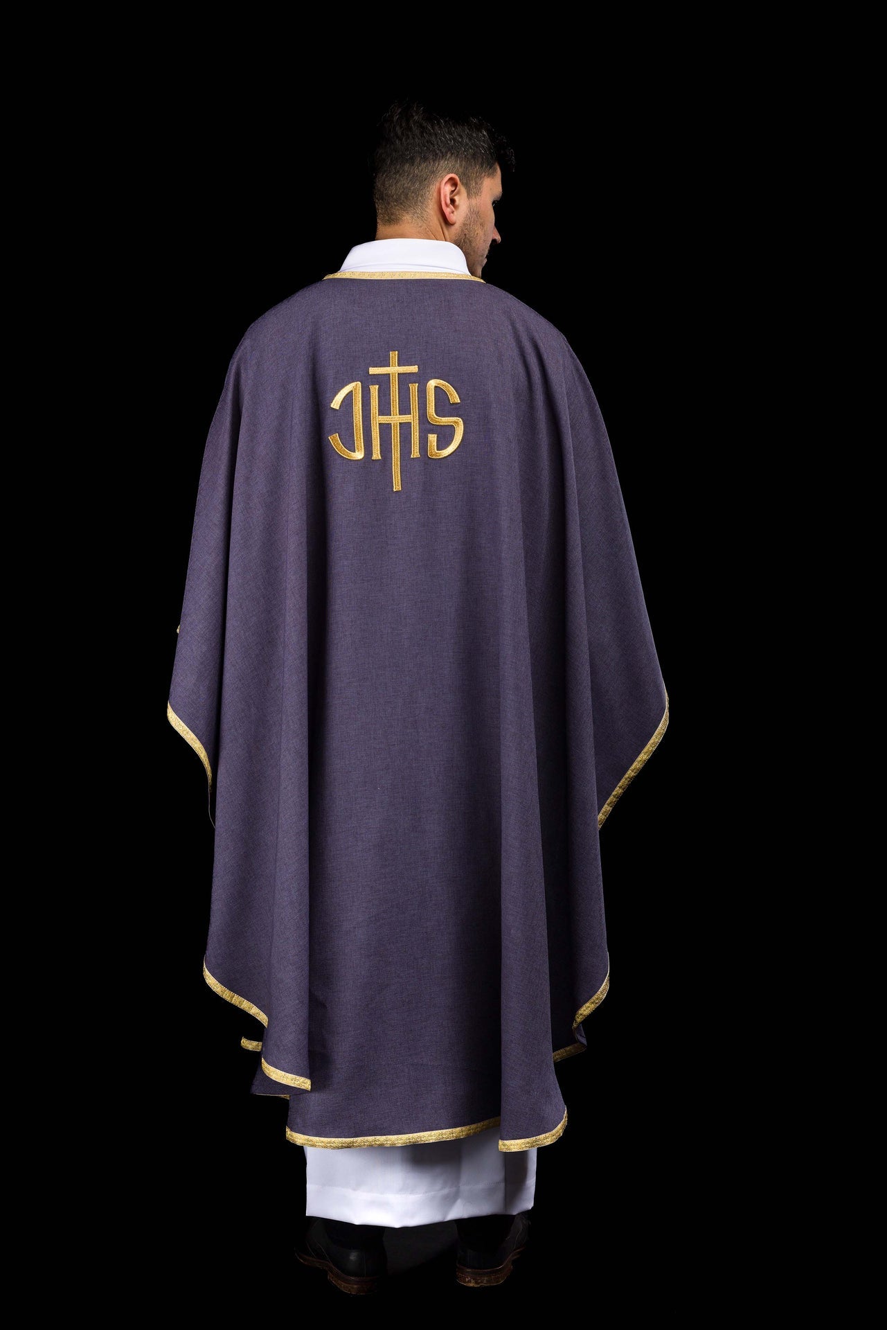 Ornement liturgique violet avec broderie dorée IHS