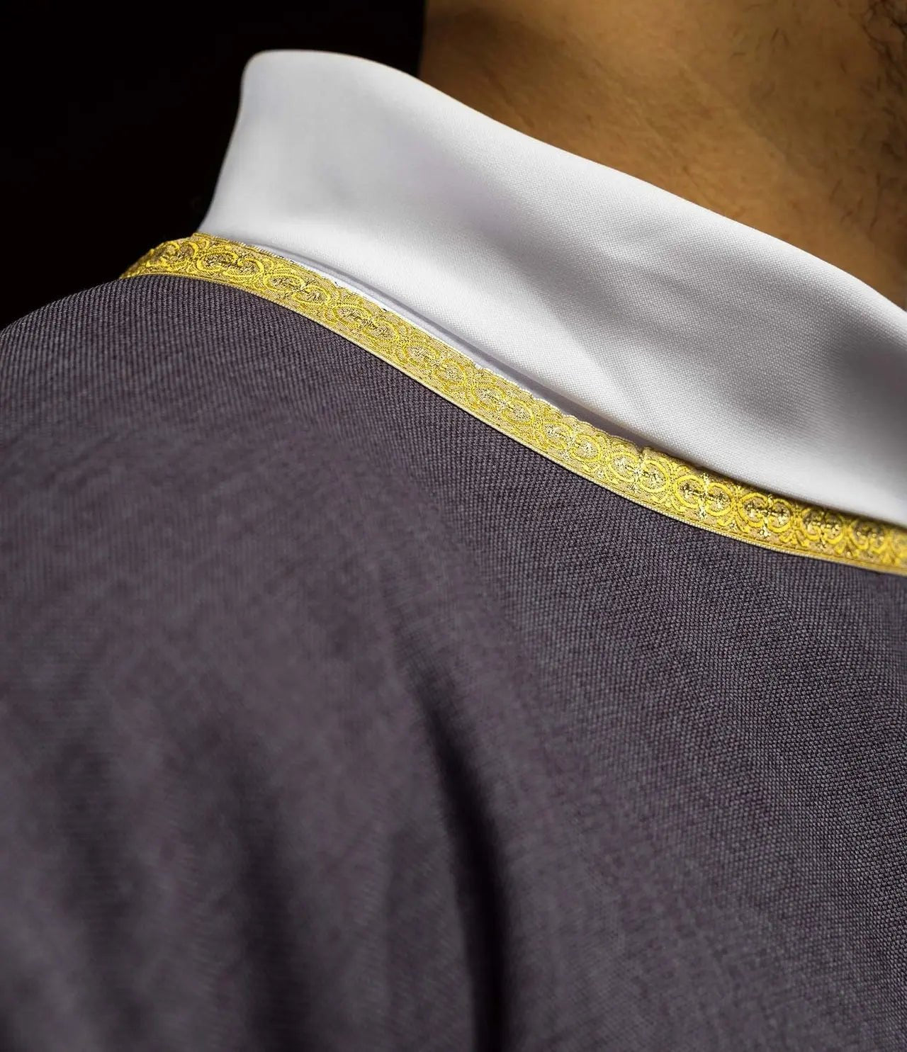 Chasuble liturgique violette avec broderie dorée IHS